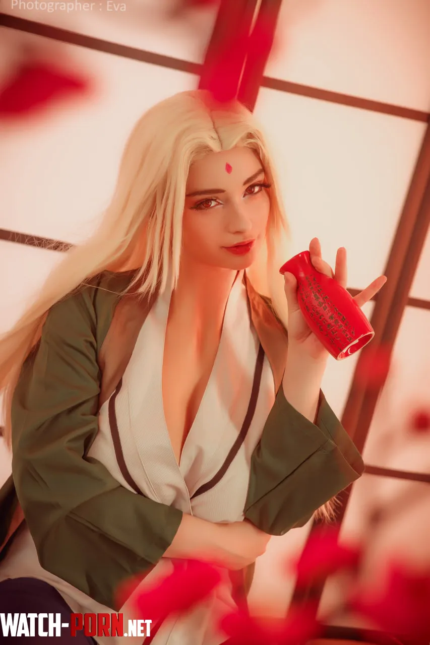 Tsunade cosplay by ThighVooltage by ThighVooltage