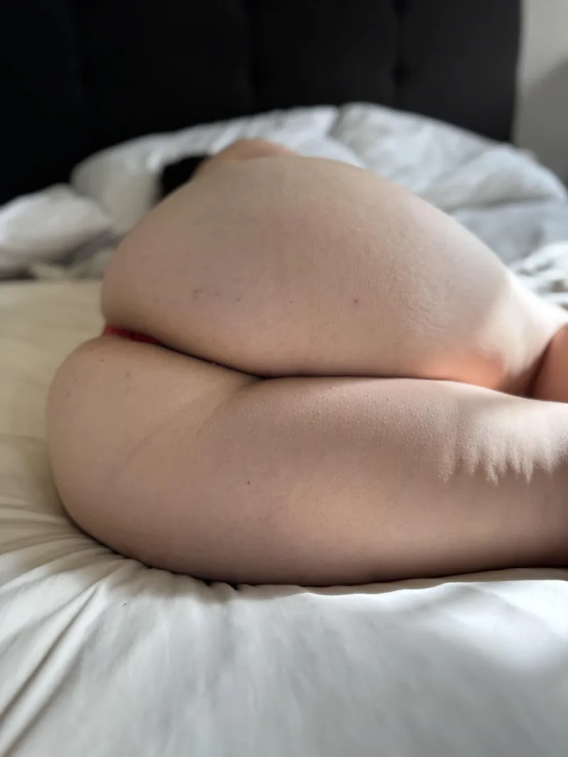 Thumbnail Alluring Invitation: Dive into a Chubby Booty Adventure