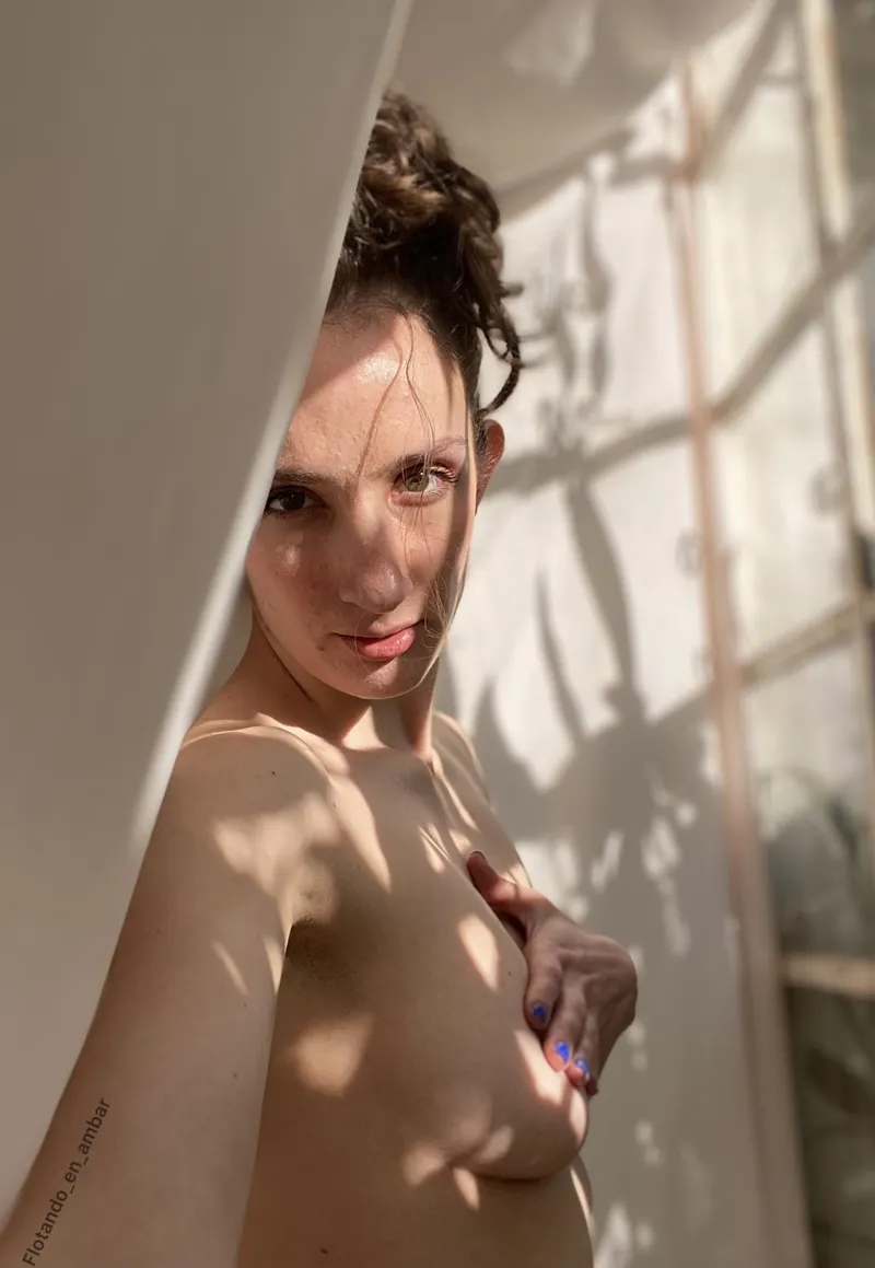 Thumbnail Simply Simple: flotando_en_ambar's Minimalist Approach | ClassySexy Category