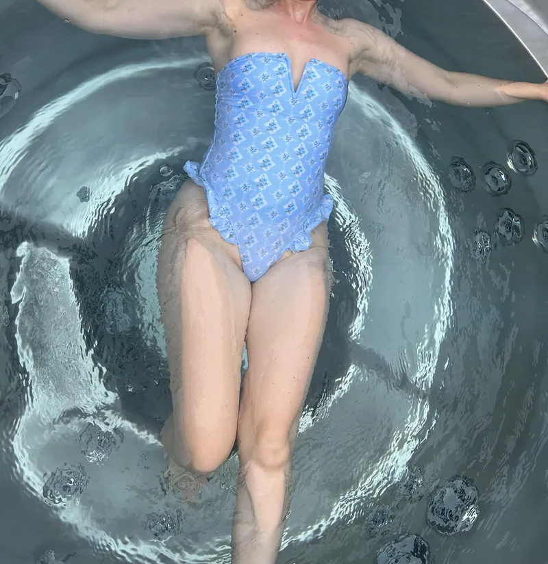 Thumbnail SwimsuitCaro's Jacuzzi Bliss: Dive In