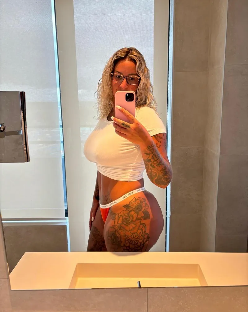 Thumbnail babess1_star Dives into 40 yo MILF Beauty: Your Reaction?