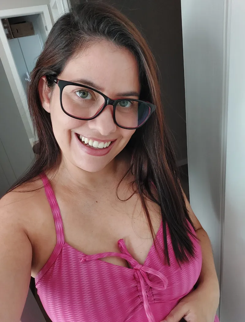 Thumbnail Hellooooo: Welcome Greeting from Isiscristine in GirlswithGlasses