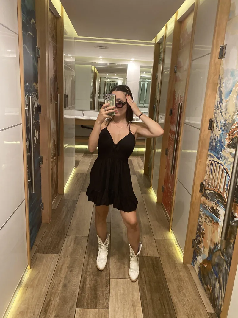 Thumbnail Check out dessert-Jackeline's Alluring Tight Dress Look