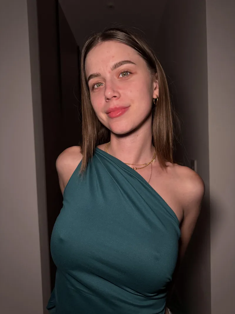 Thumbnail Braless Evening Bliss: Justacutienere
