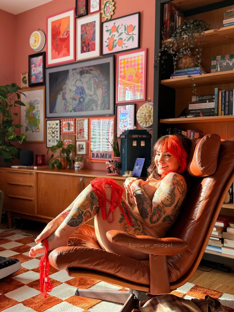 Thumbnail Slow Seduction: Revealing Secrets by power_midget | MirrorSelfie