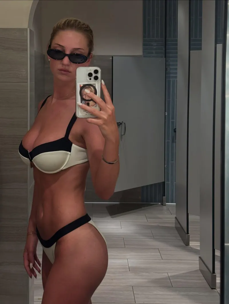 Thumbnail DolGrenn's Swimsuit Selfie | sexygirls