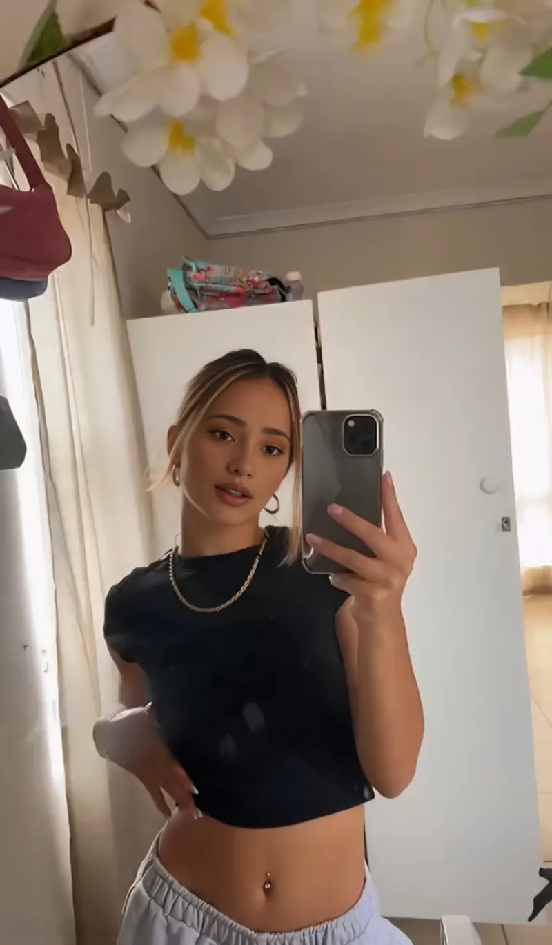 Thumbnail Majestic-Dealer-4928 Flaunts Tummy in Croptops
