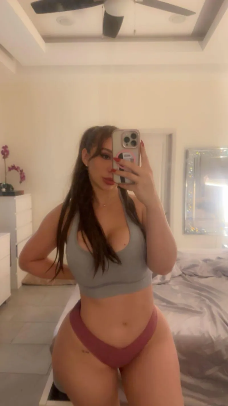 Thumbnail Mirror Marvel: Discover a Wild Thickiana by YaraYields | MirrorSelfie