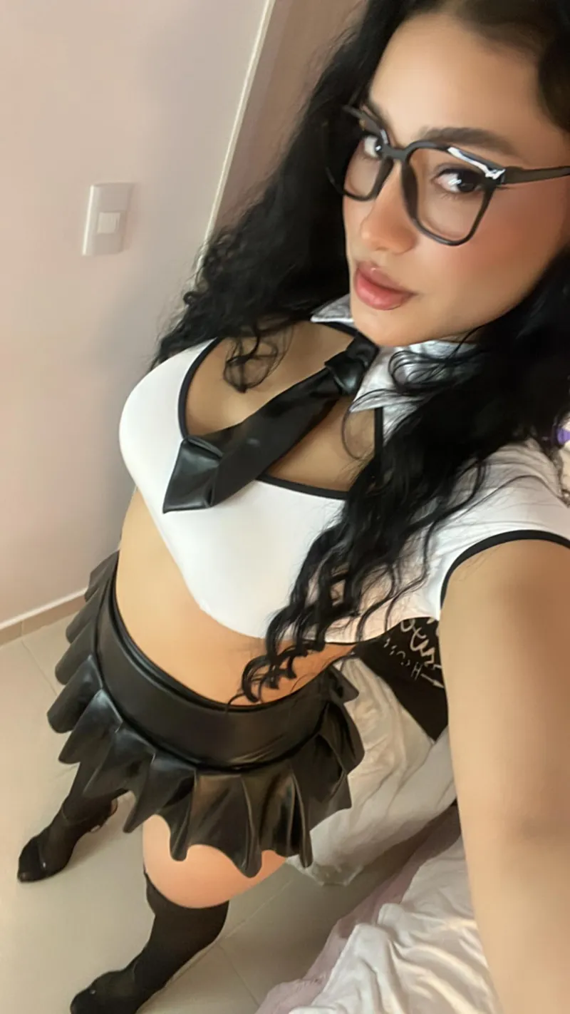Thumbnail ambercastle20: Embracing White Crop Tops with Flair