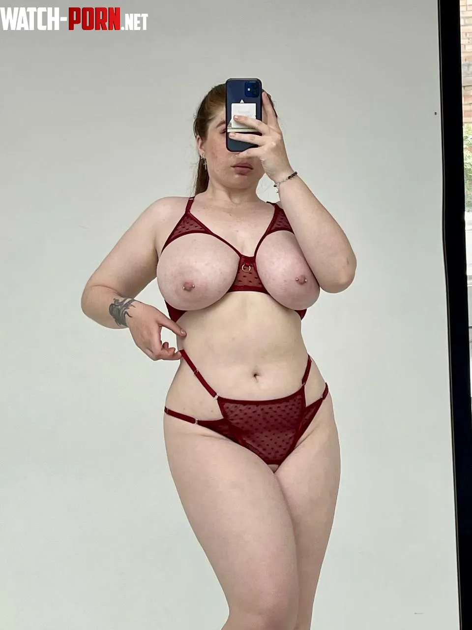 I was born to show off my curvy body by MaximumKiss