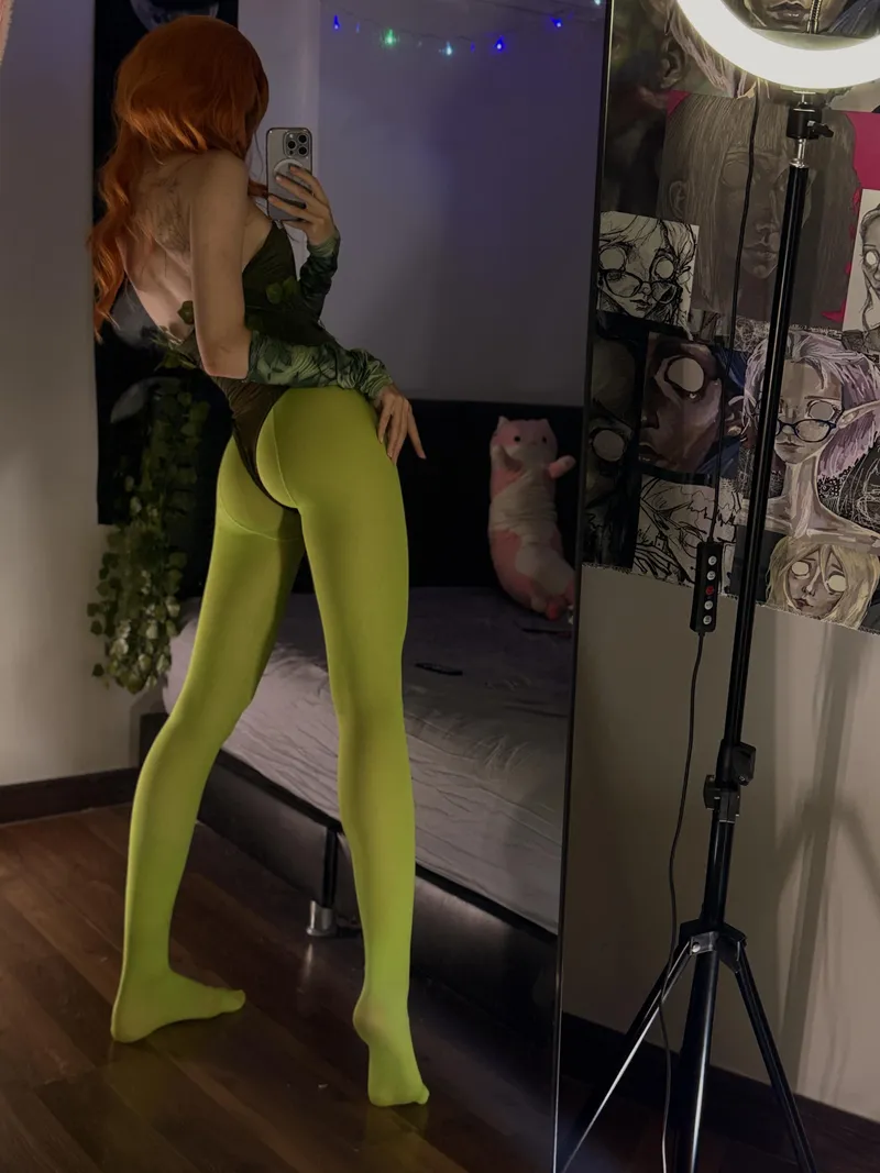 Thumbnail Kawaiiipunk's Poison Ivy [DC] Cosplay Temptation