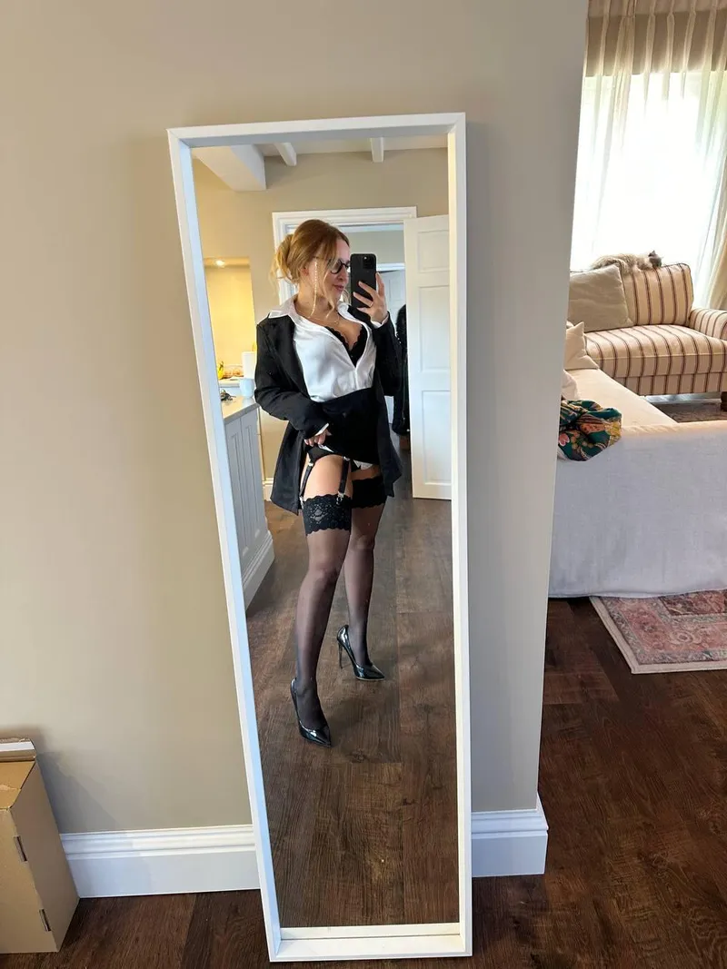 Thumbnail oliviafleurxx Prepares for the Office... or Your Fantasies - Secretary World