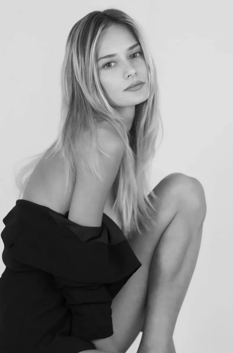 Thumbnail Raluca Aroșoaie: A Rising Star in the World of Models