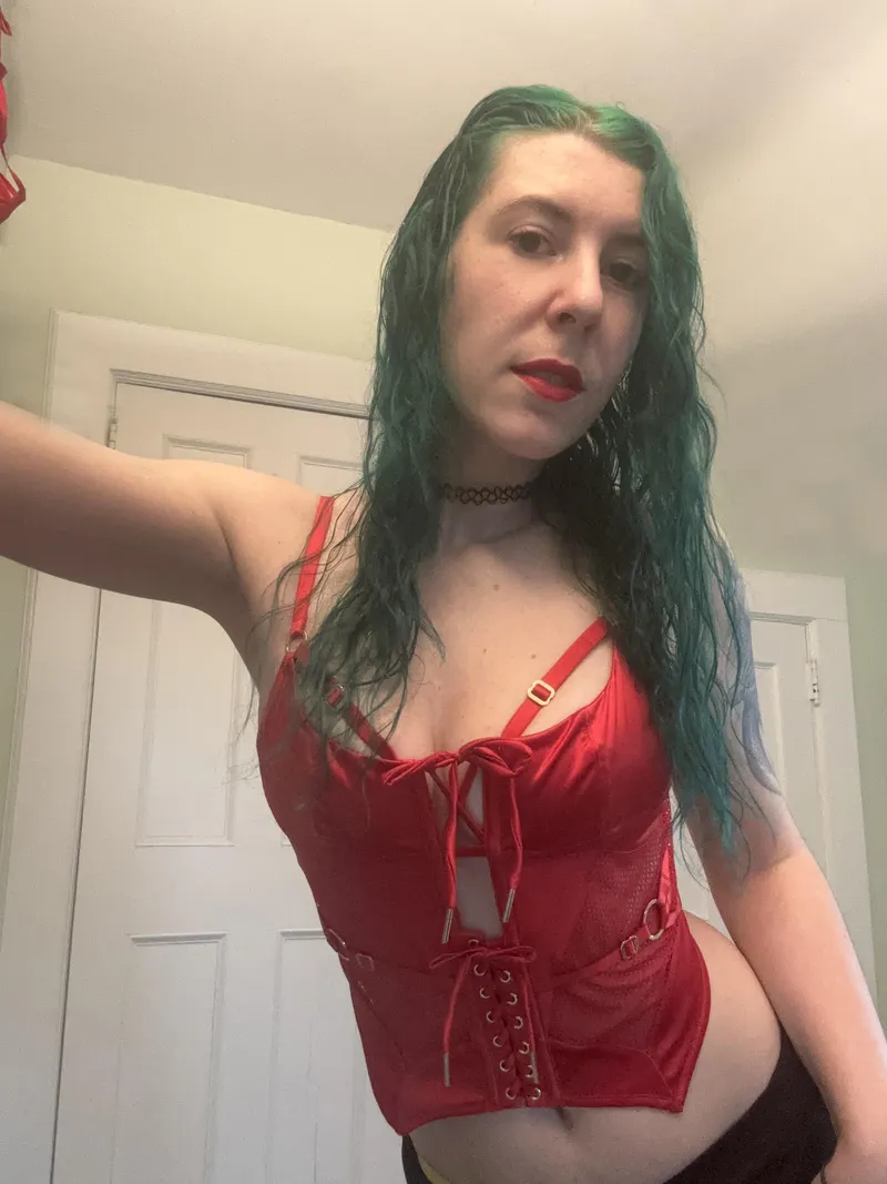 Thumbnail Unveiling sirenskiss3's Charms on Instagram as an Insta Hottie