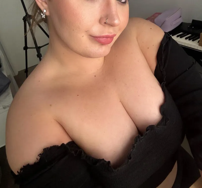 Thumbnail Join cheeky_yelo in her Intriguing Invitation