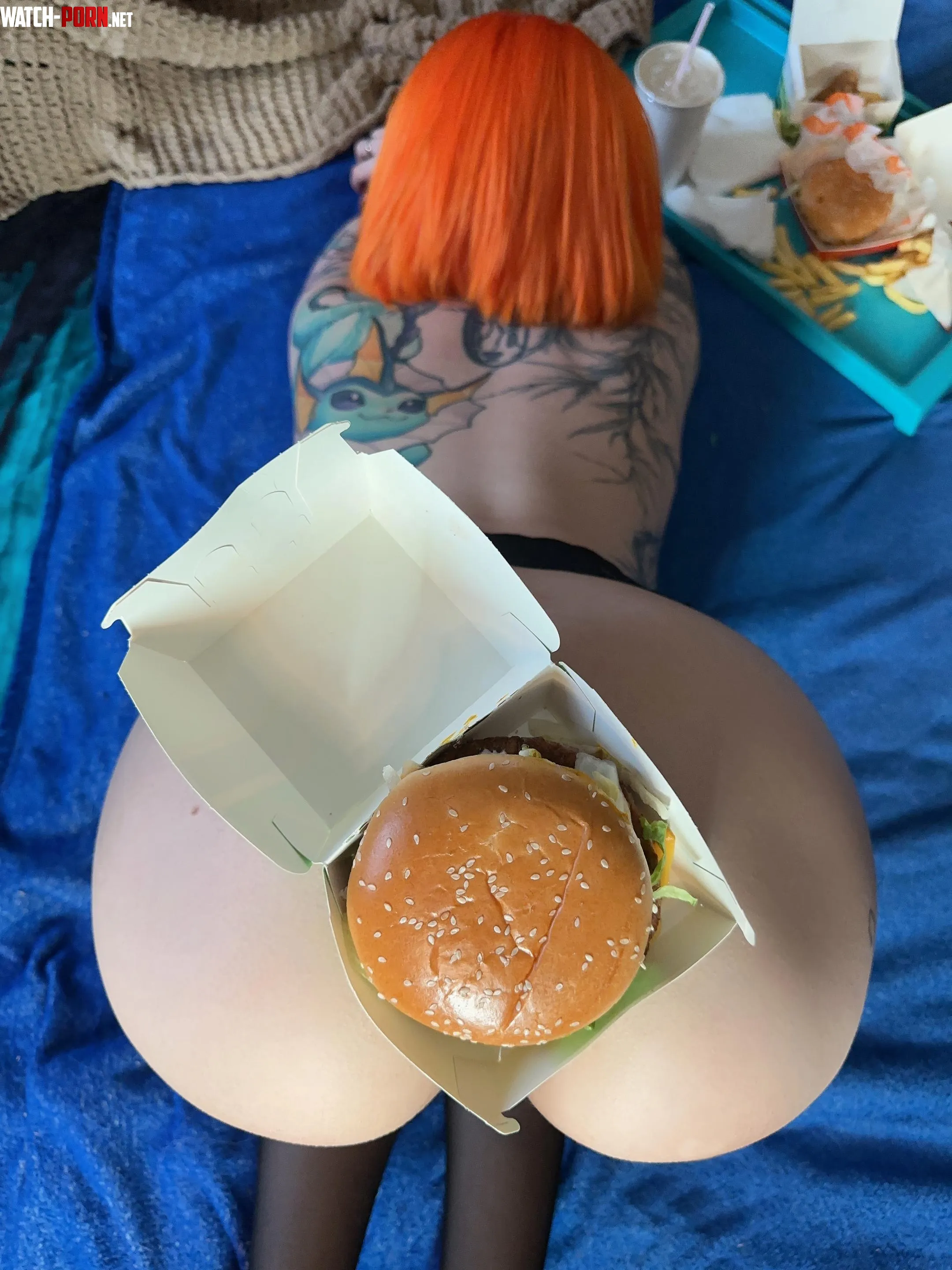 There's a burger on my booty, wanna take a bite? by BakaFuwa