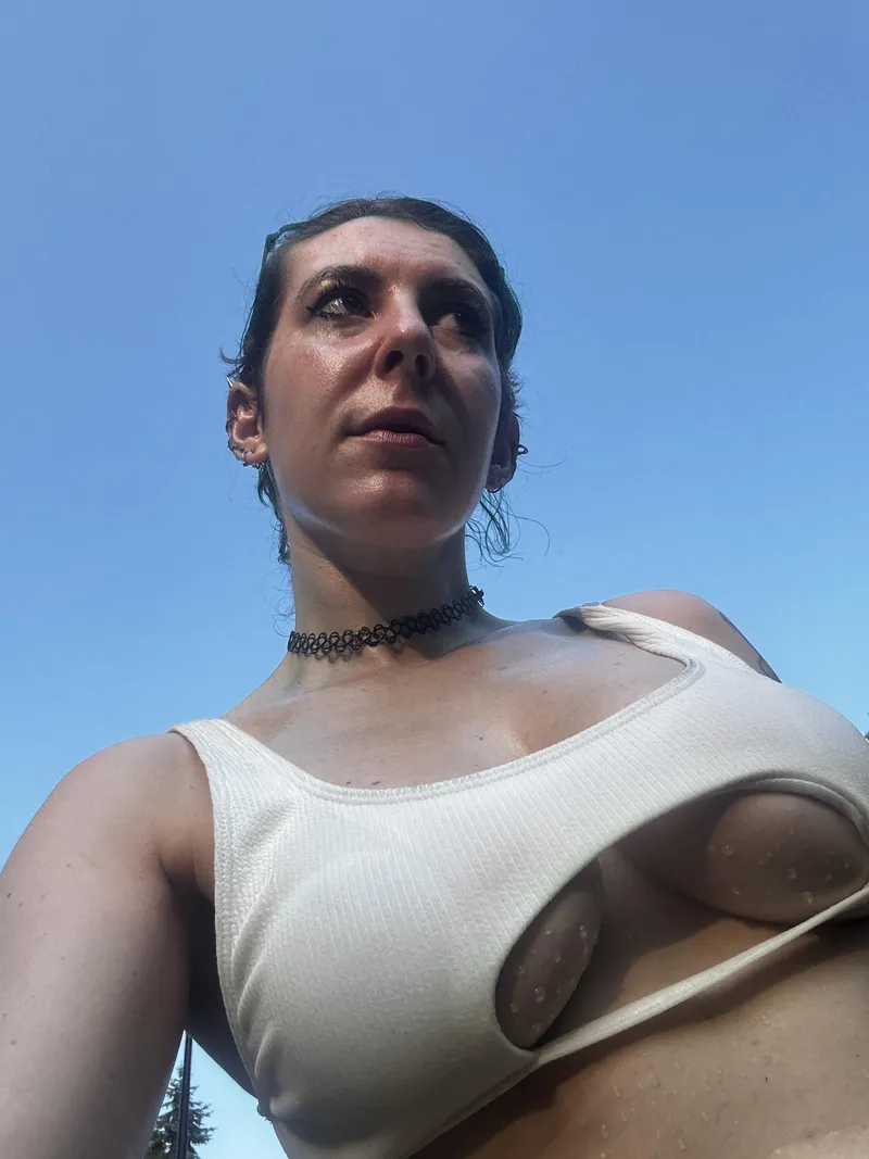 Thumbnail Unveiling sirenskiss3's Dripping Underboob Fashion Statement