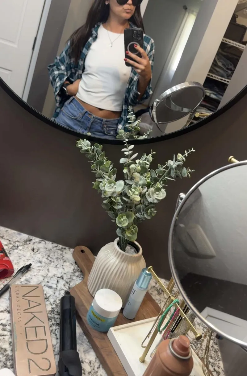 Thumbnail mnmilf23: An Alluring MILF Showcasing for All in Pokies Category