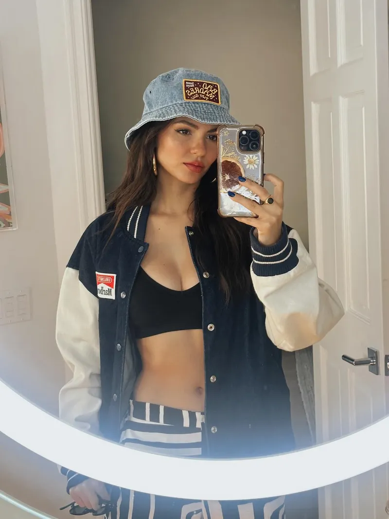 Thumbnail Victoria Justice Revealed by DolGrenn in the Sexygirls Category
