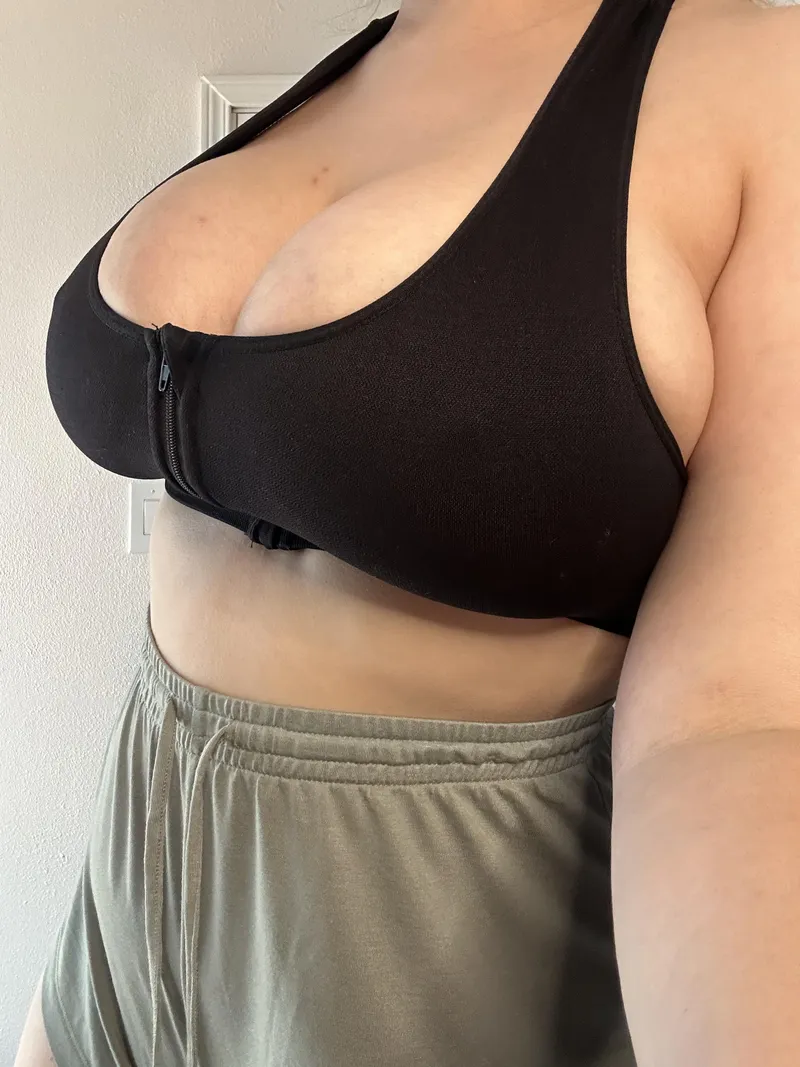 Thumbnail Cleavage Everywhere: A Wardrobe Tale | dddjumper