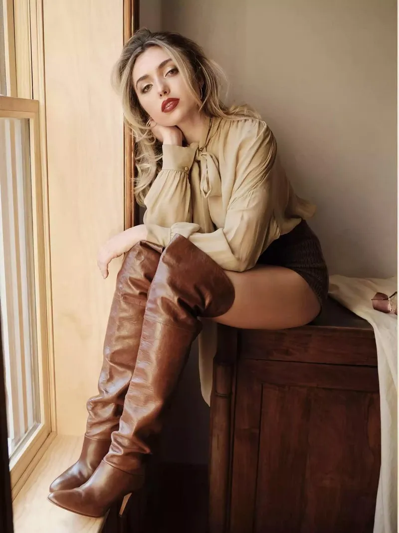 Thumbnail bentoinjelly: Peyton List - A Celeb Icon Unveiled
