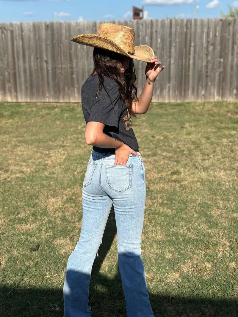 Thumbnail Feeling Sexy on the Farm: Briaronlyxo's Confession