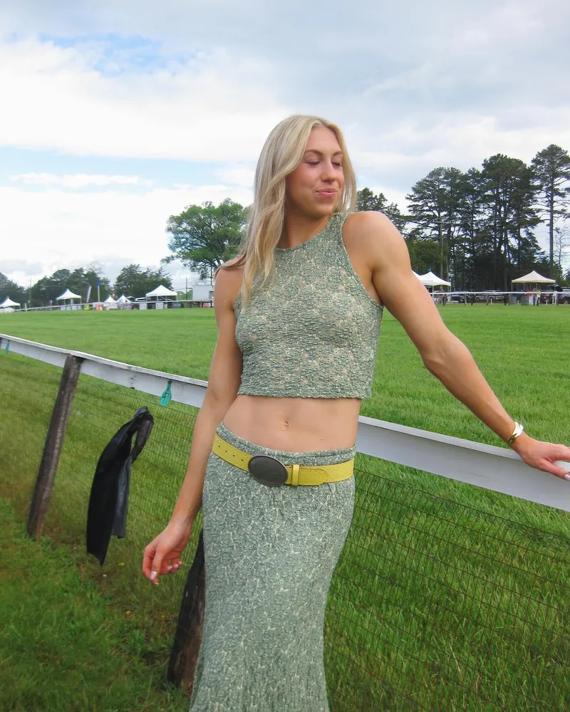 Thumbnail Gretchen Walsh: Rising Star in American Swimming by DolGrenn