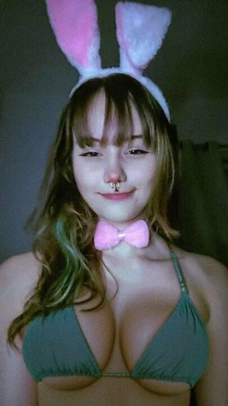 Thumbnail Who is she? Just yesterday I saw her on erome but today the album is deleted and I only got those images by D3SK3R