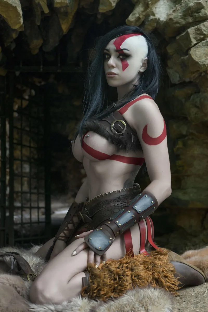 Thumbnail iam_ocotkuro's Stunning Fem Kratos God Of War Cosplay