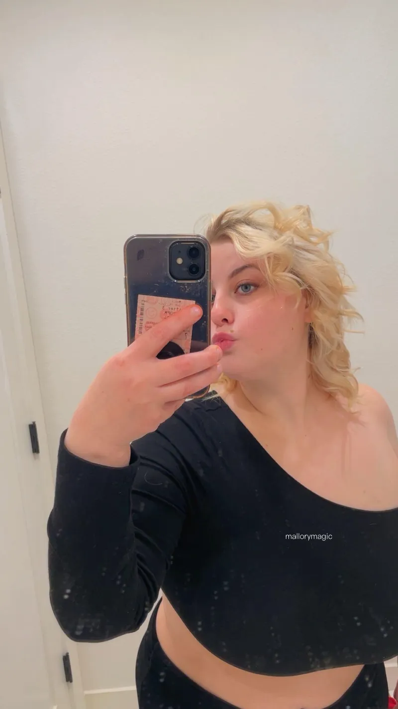Thumbnail Yearning for Freedom: mallorymagic's Braless Desires
