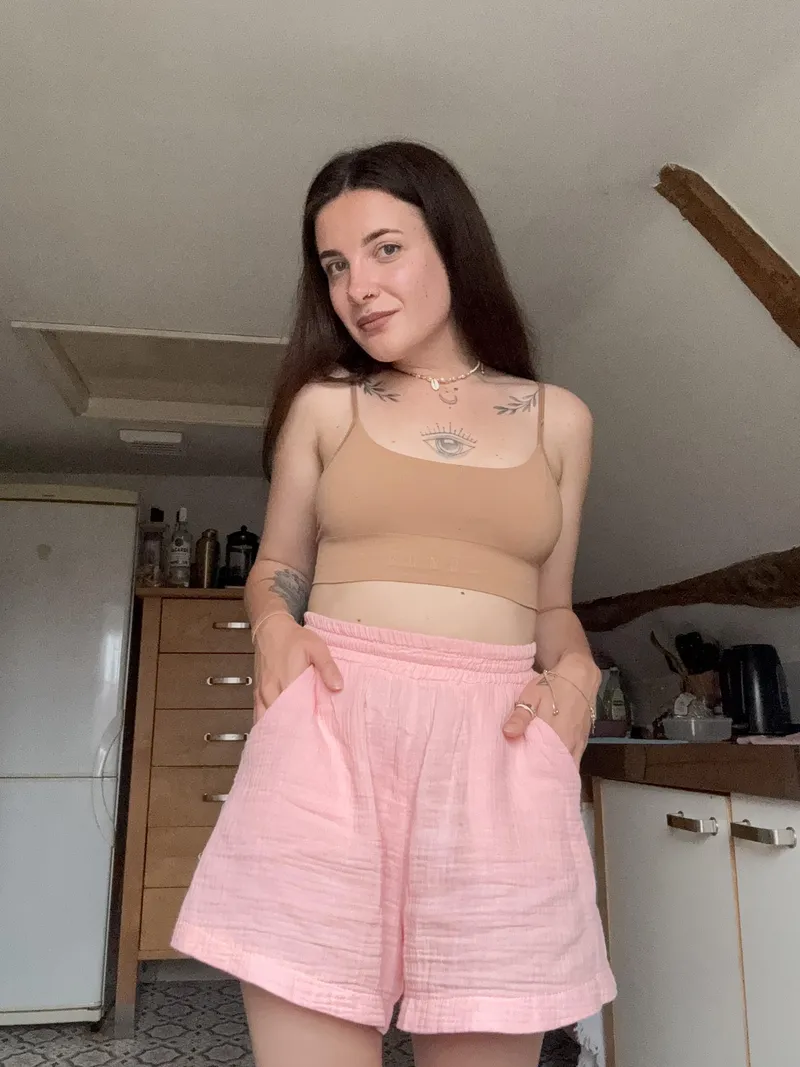 Thumbnail Braless Outfit Dilemma: Wild or Okay for Local Store Visit?