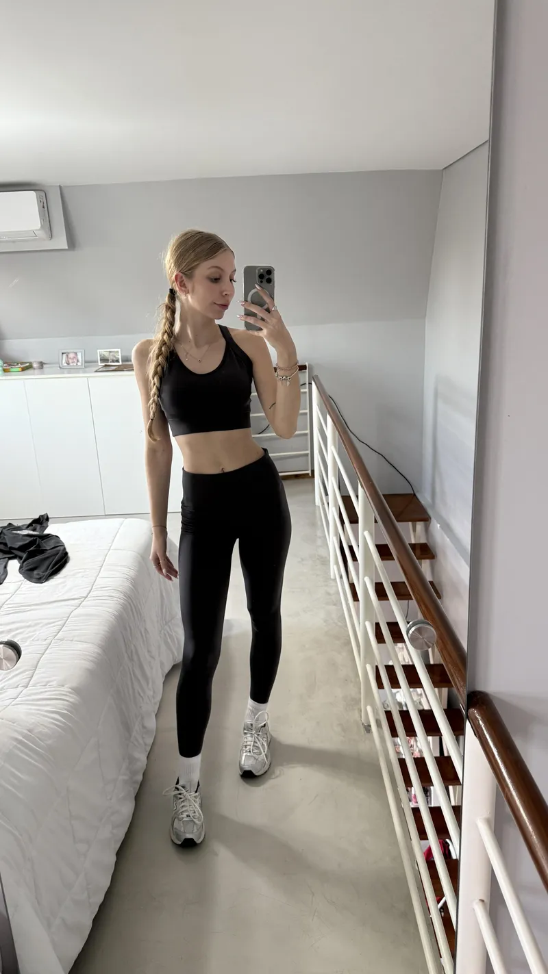 Thumbnail NovaPaintss: A Stylish & Confident 18F in Croptops