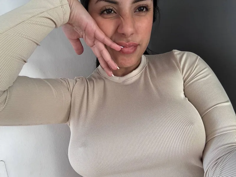 Thumbnail Braless Freedom: CupCakePeachy's Bold Choice
