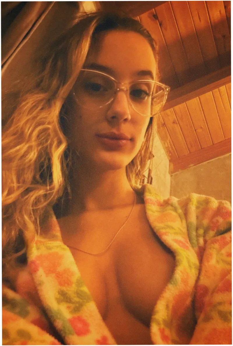 Thumbnail 18F Trying New Things for the First Time by honeygirlmango | Gonewild18