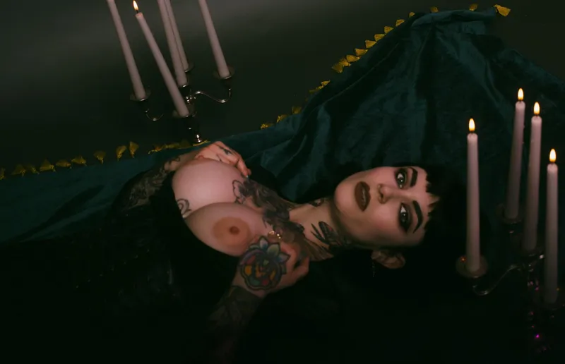 Thumbnail baroness_stone: Classy, Sexy, and a Dash of Spookiness