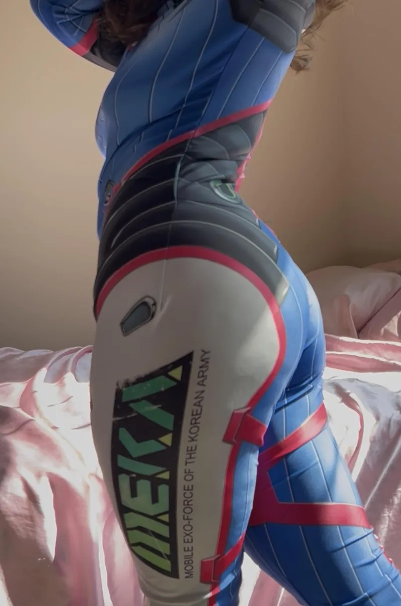 Thumbnail Lovelylex's Dva Cosplay from Overwatch: A Delight for Fans