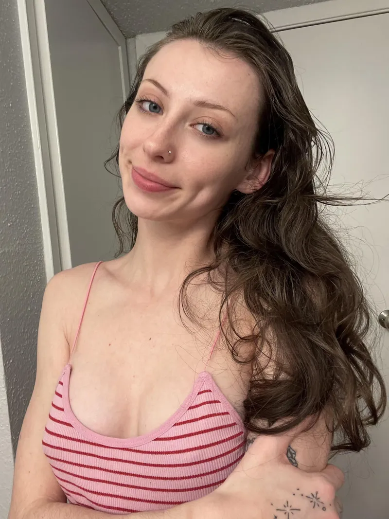 Thumbnail Threadbare Straps: franticpanicx's Braless Revelation
