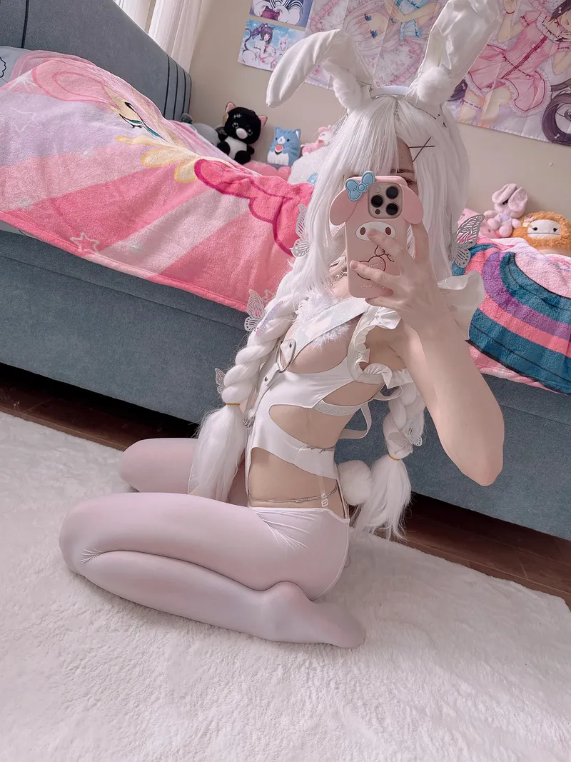 Thumbnail Le Malin from Azur Lane (Lily) Cosplay Revealed! | Beautifulizzie_