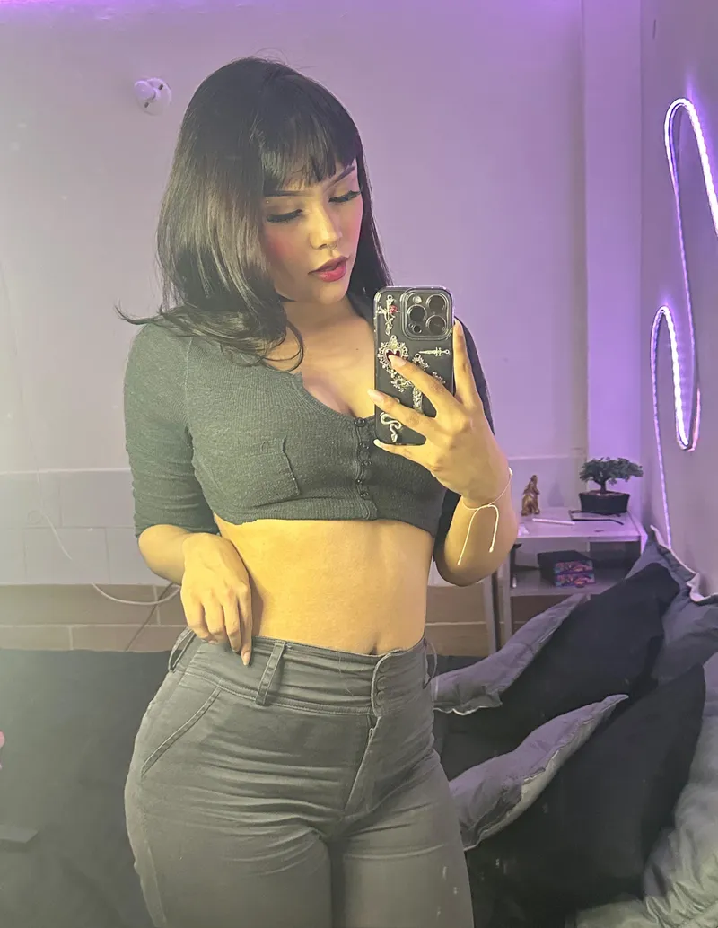 Thumbnail Moongirlljaz Nails First Impressions in Classy Manner