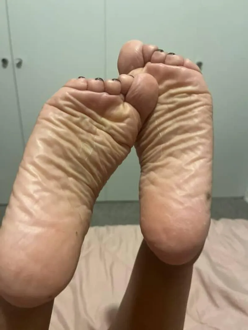 Thumbnail CatalinaBustamante's Feet Worship Prompt in Fetish Scene