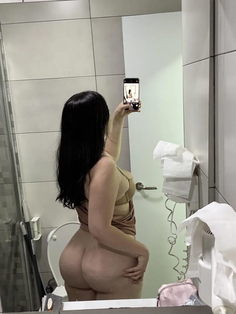 Thumbnail Embrace the Beauty of a Huge Ass Brunette | kinkygatito