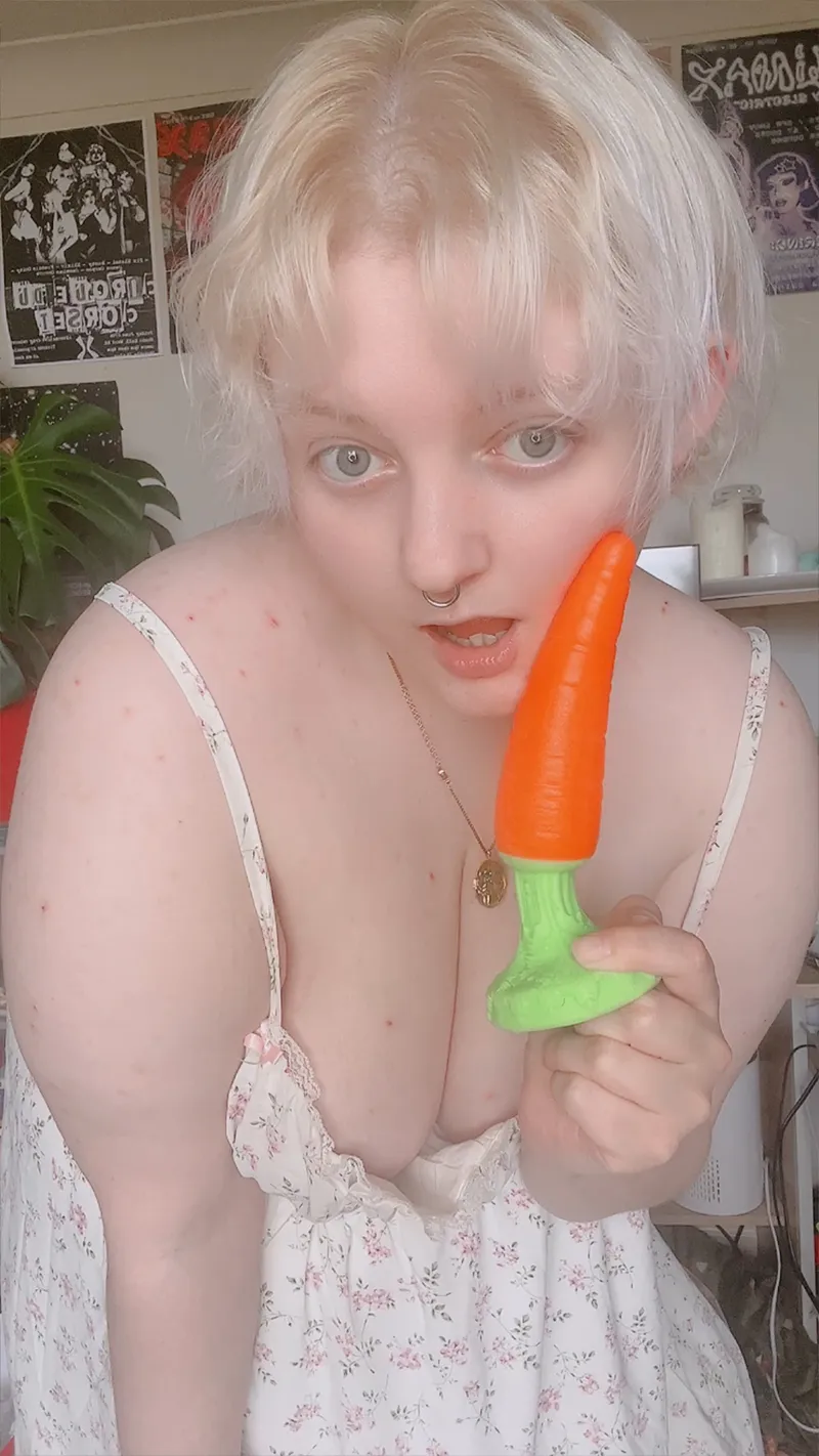 Thumbnail Exciting Encounter: venus_skyy_ Unveils a Surprising Carrot