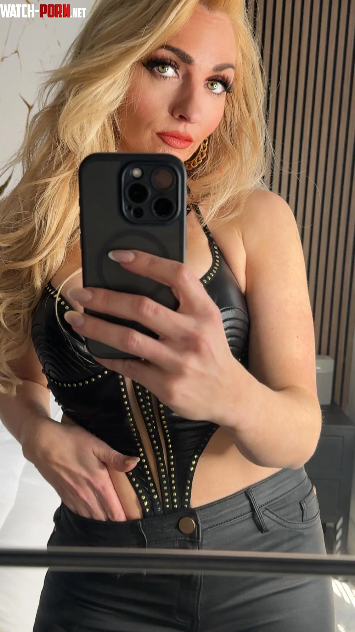 Who wants to submit and see where my hand goes by Godessscarlettbrooke