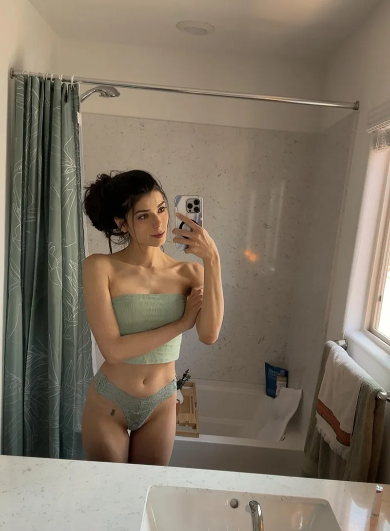 Thumbnail Fit and sexy by Legitimate_Hat1348