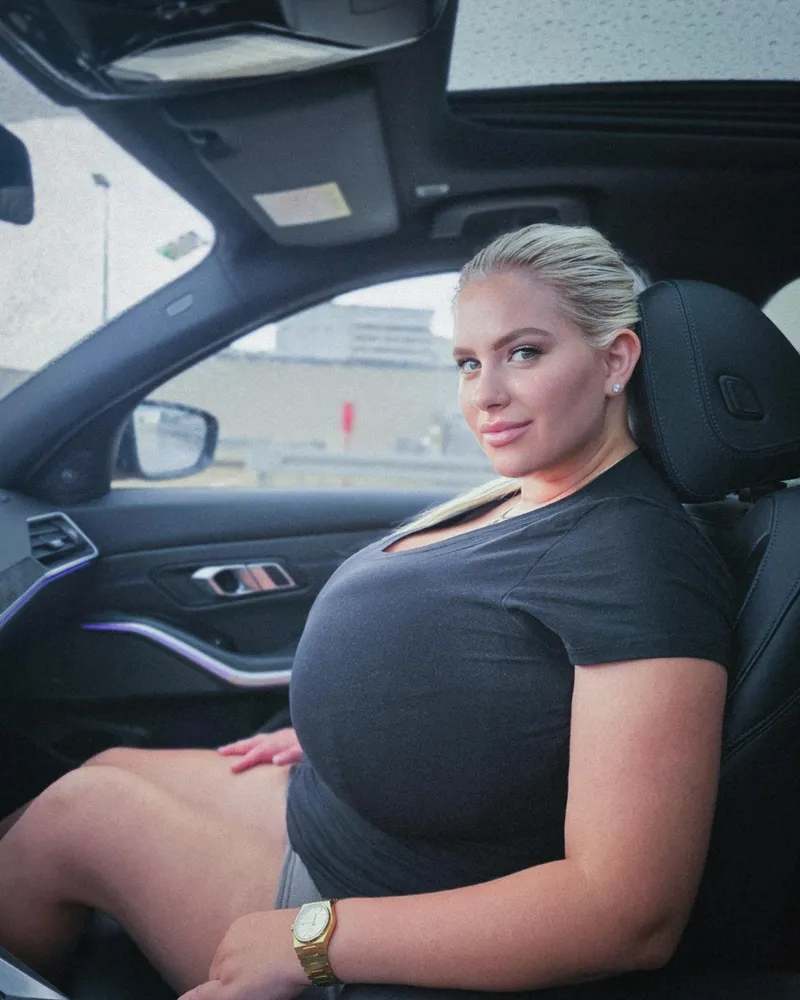 Thumbnail Big Curves, Bigger Confidence: A Glowing Journey | ninaphoenix_