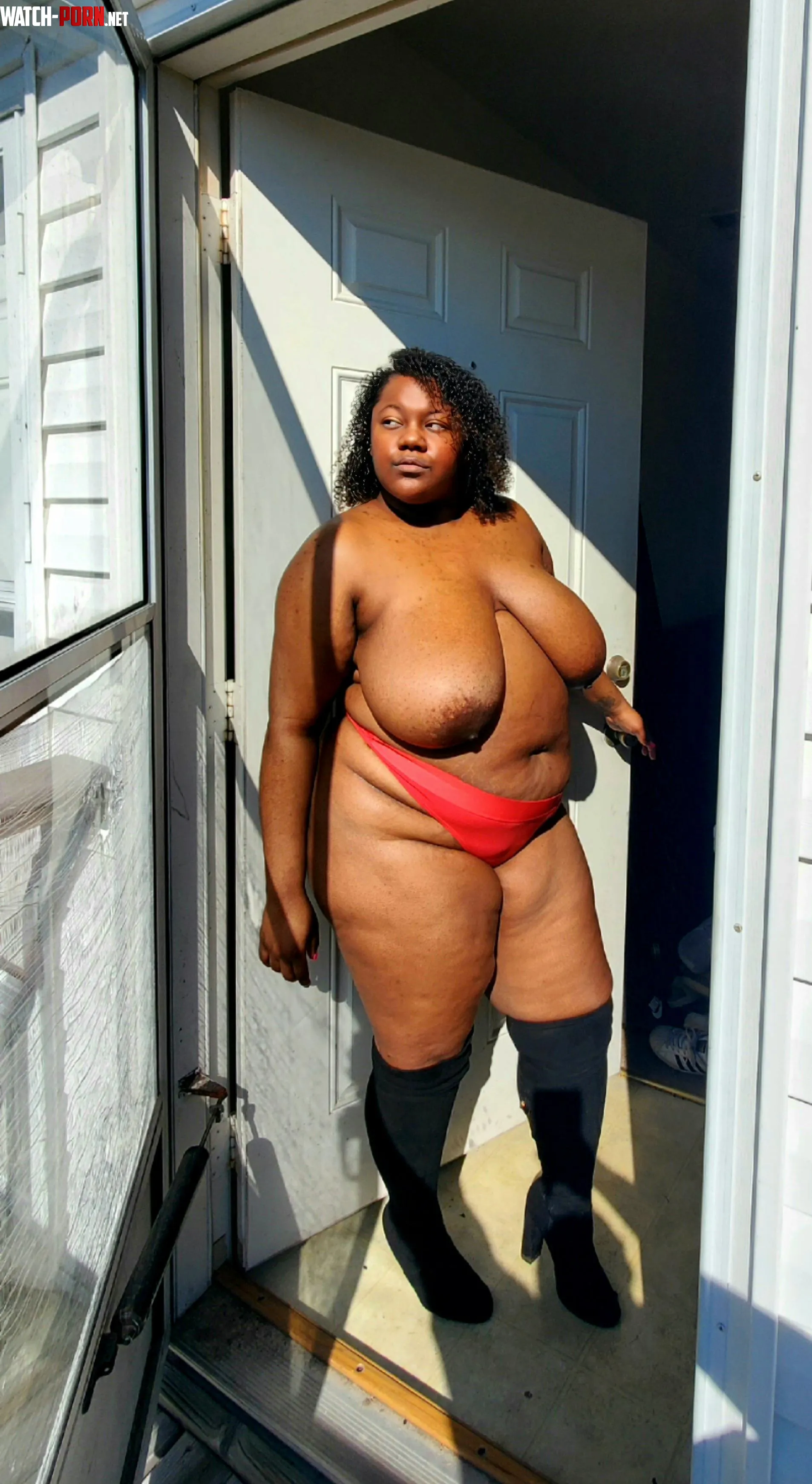 I DON'T FEEL LIKE PUTTING ON CLOTHES TO GO AND GET THE MAIL. MY NEIGHBOR'S GONNA GET A SHOW TODAY by ChocolateSunshine21