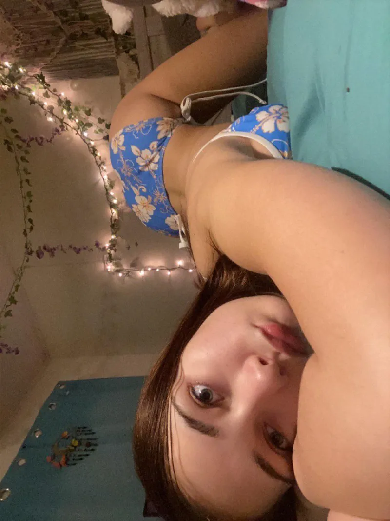 Thumbnail CharityAlarmed2698: 18F Seeking Attention in Eye-Catching Bikini