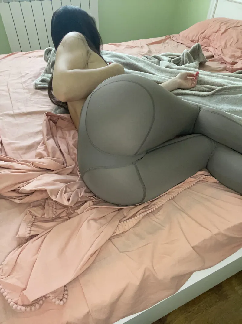 Thumbnail Comfort and Tightness Combined: YogaPants Wonders