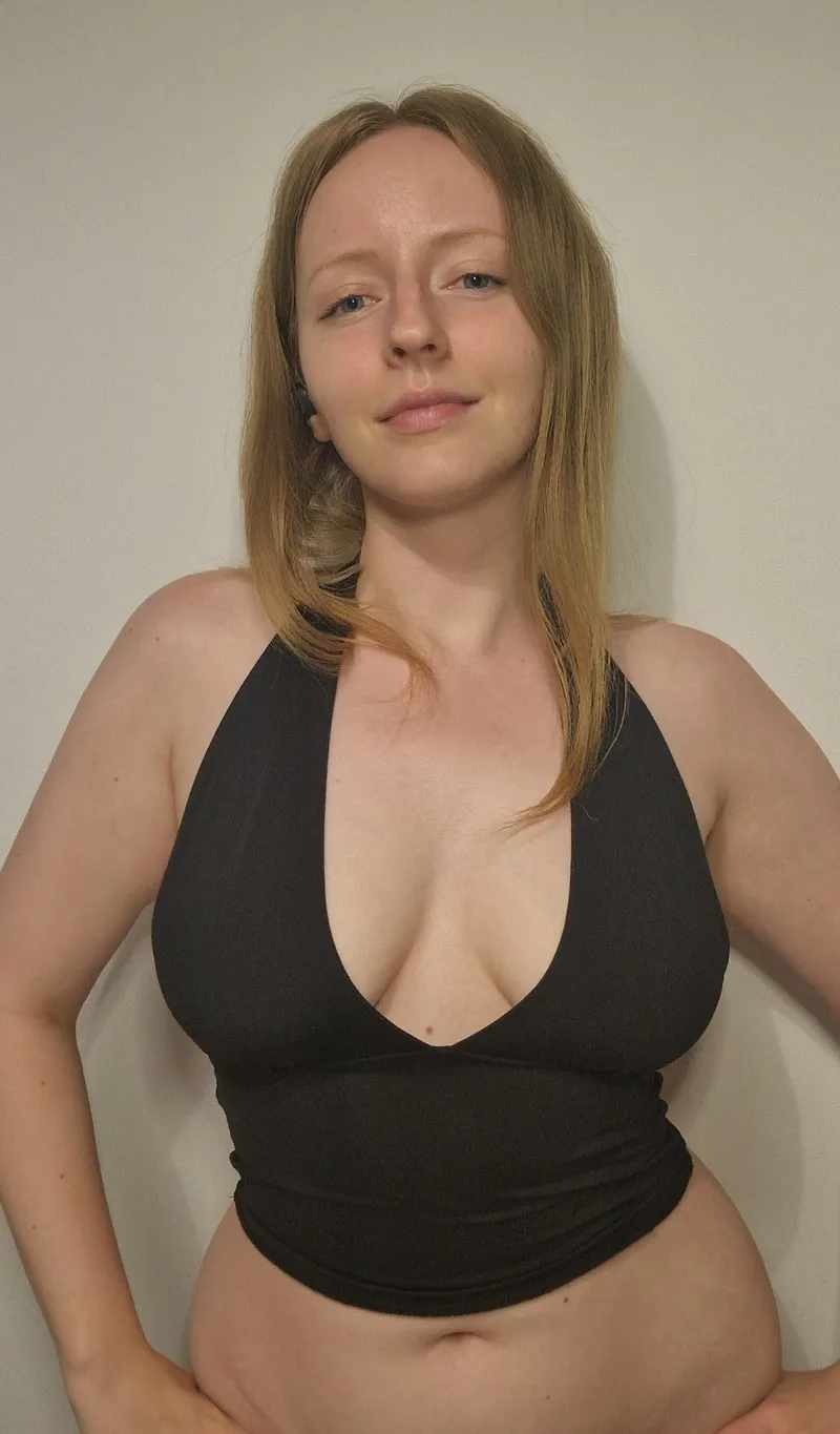 Thumbnail Confidence in Crop Tops: KissMyHips' Stylish Breakthrough