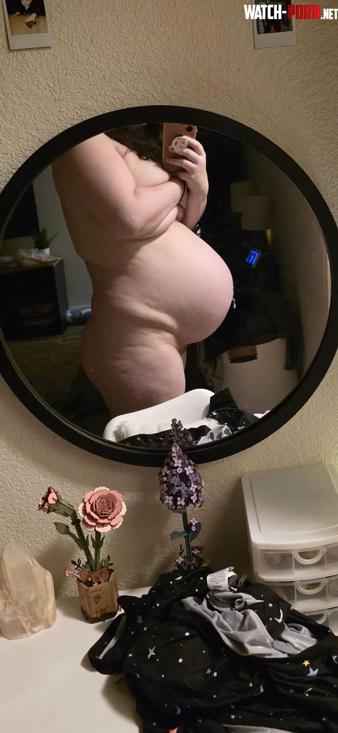 I dont think my pregnant belly can get any bigger! by leadinglady8